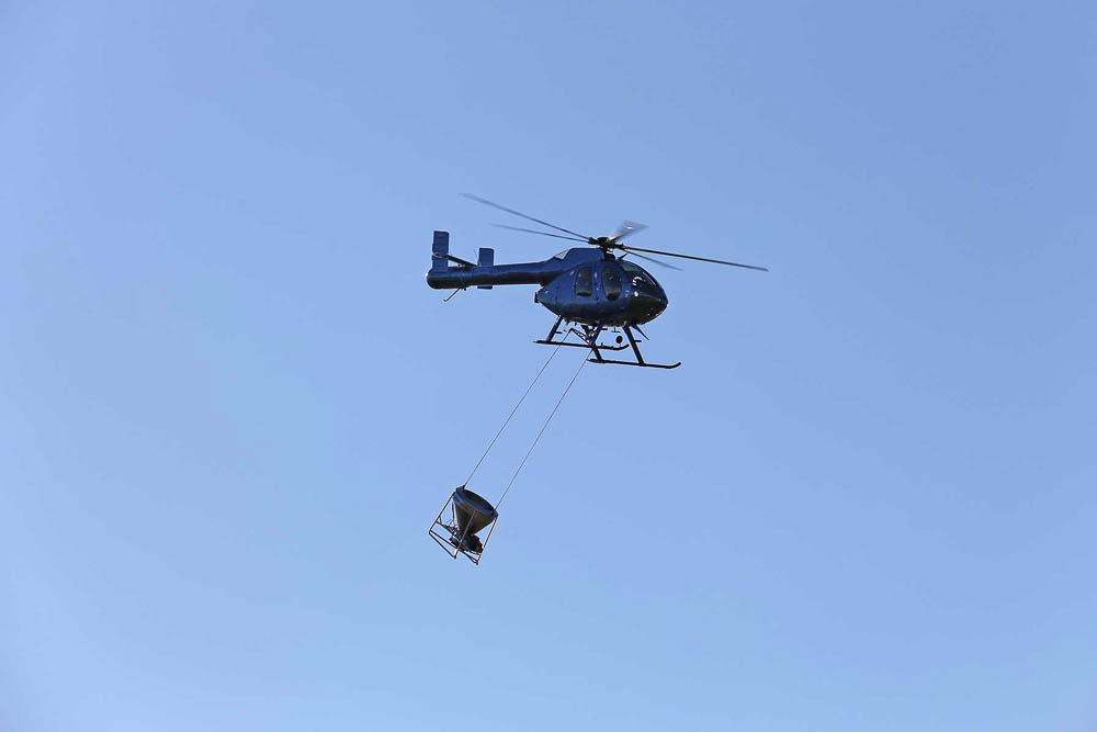 Helispread helicopter spreading equipment in operation — image 14